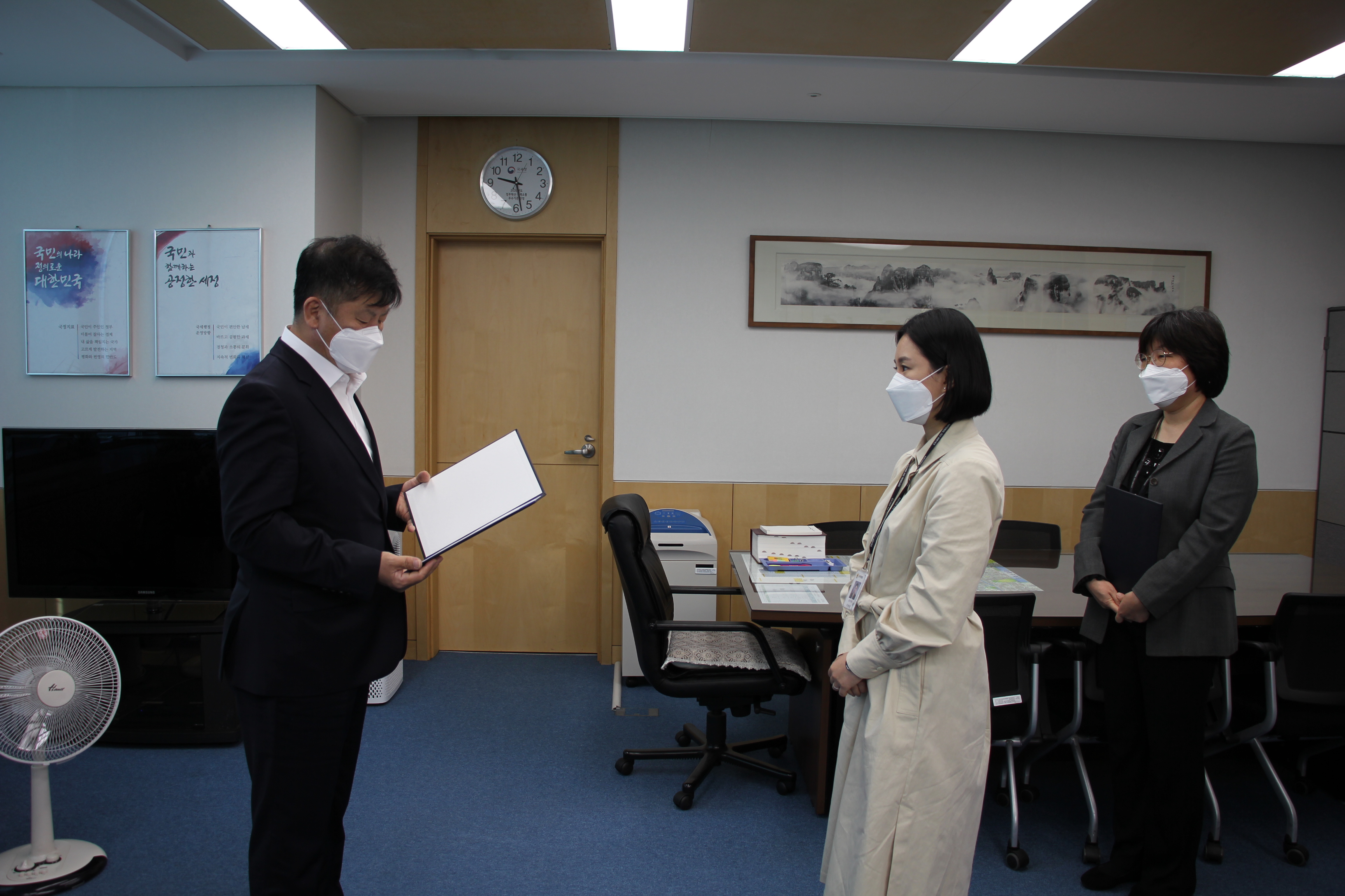 복직직원 인사발령 통지서 수여(’21.4.26.) 1 이미지