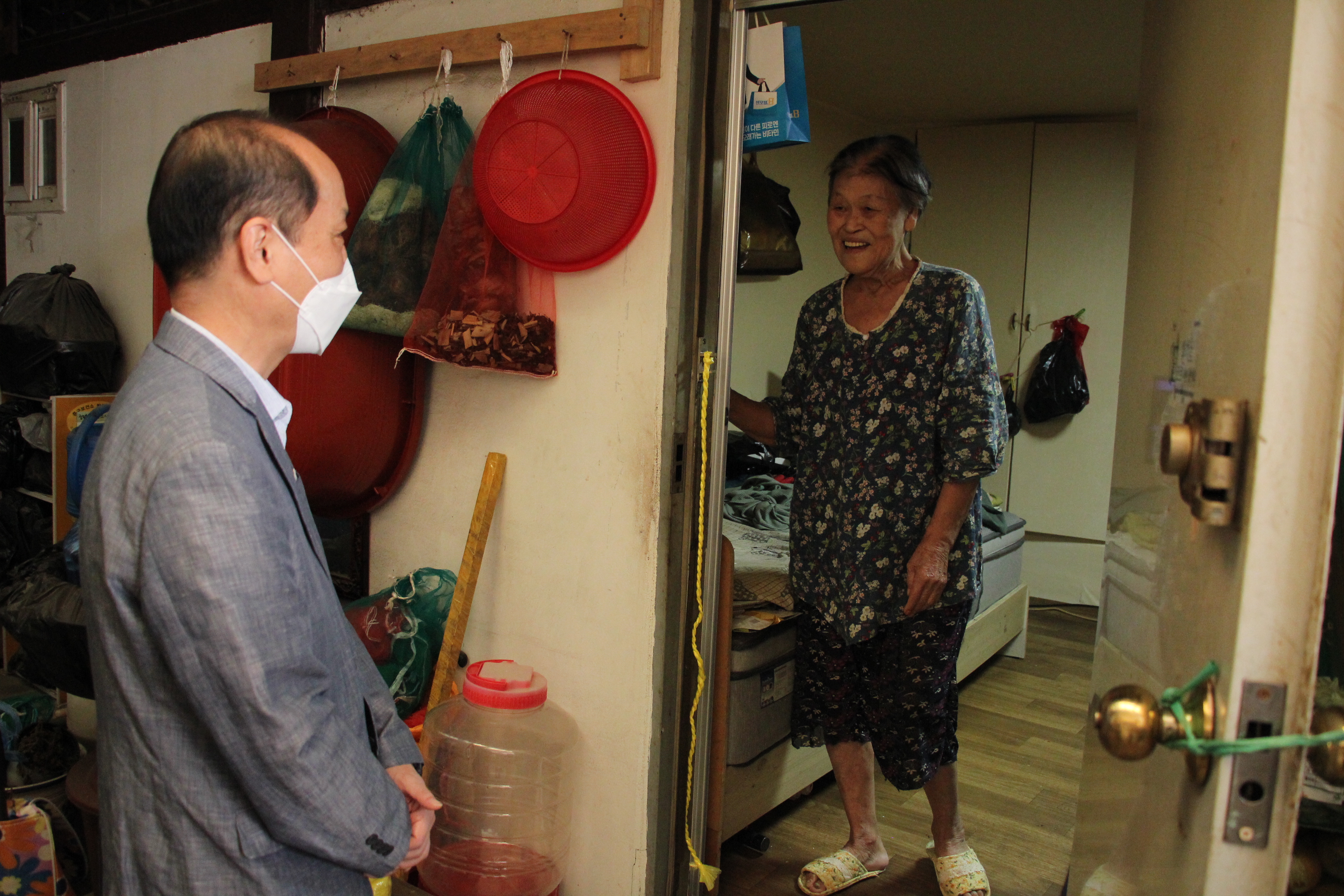 추석명절을 맞이하여 관내 홀몸어르신 후원금품 전달 1 이미지