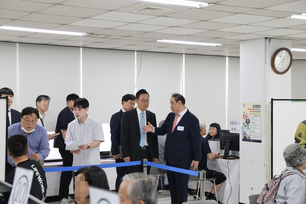 인천지방국세청장, 세무관서 종합소득세·근로장려금 신고 창구 방문