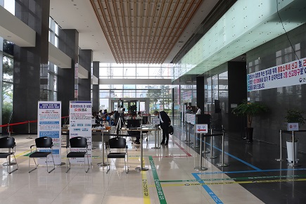 1층 로비 100여석 규모 대기석