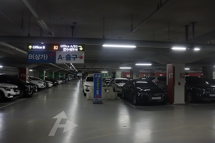지하 2층 주차장 안내판