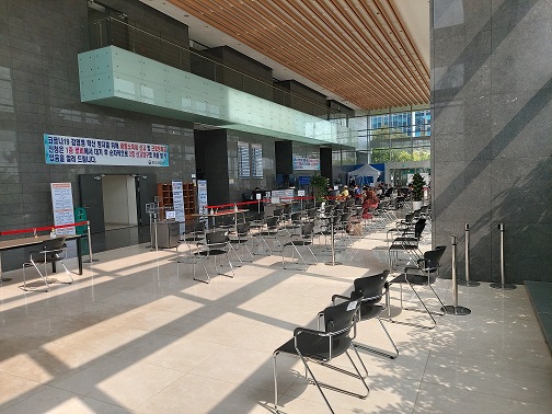 1층 로비 대기석에서 2층으로 이동할 순서를 기다립니다.