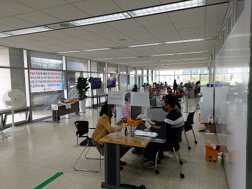 2층 안내창구에서 필요한 정보와 안내를 받습니다.