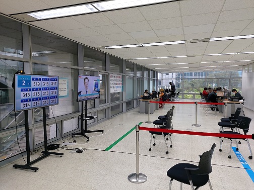 2층 자기작성 신고창구로 가기 전에 대기석에서 차례를 기다립니다.