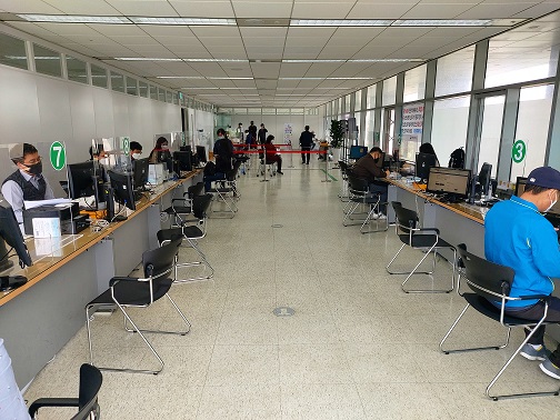 2층 자기작성 신고창구에서 신고업무를 합니다.