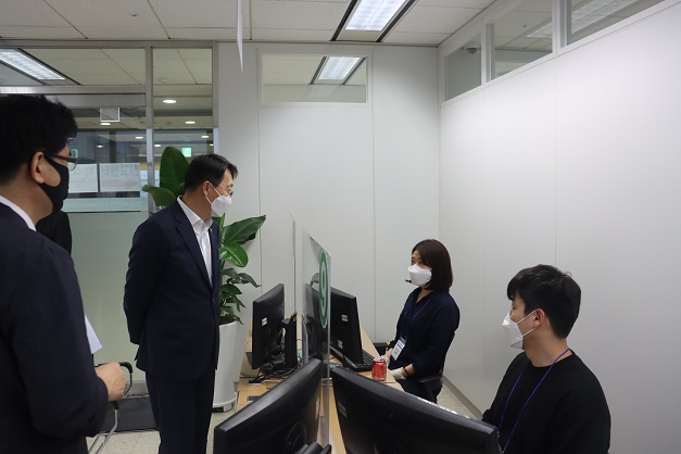 신고창구를 방문하여 순시중인 김현준 국세청장