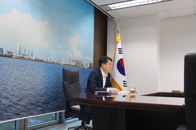 연수세무서를 방문하여 훈시중인 김현준 국세청장