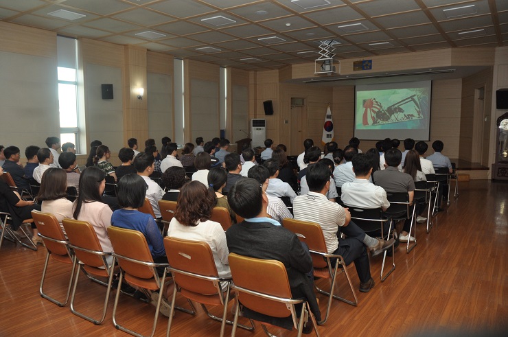 <안보 동영상 시청>